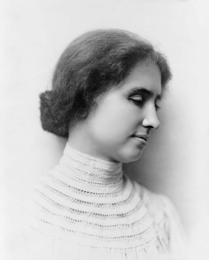 Helen Keller nữ văn sĩ nổi tiếng. Bà đã để lại nhiều câu danh ngôn truyền cảm hứng mạnh mẽ cho nhân loại