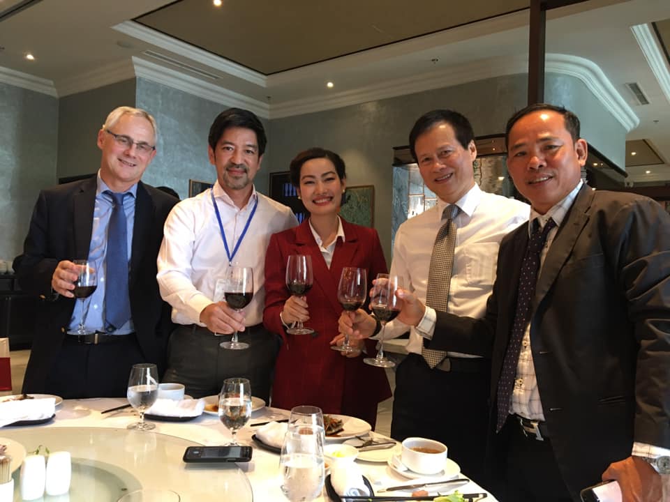 Đàm phán là một hoạt động thường ngày của giới kinh doanh (Jessica Thảo Nguyễn mặc áo đỏ, ở giữa).