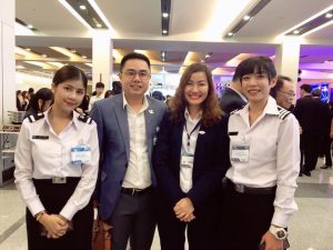 Jessica Thao Nguyen cung doi tac va dong nghiep tai Thai Lan